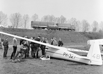 128727 Afbeelding van een zweefvliegtuig na een landing in een weiland bij de Nedereindseweg te Jutphaas.N.B. De ...